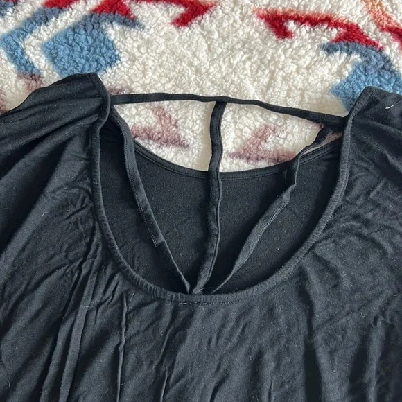 Black tunic T with cutout design on back. - Picture 2 of 3